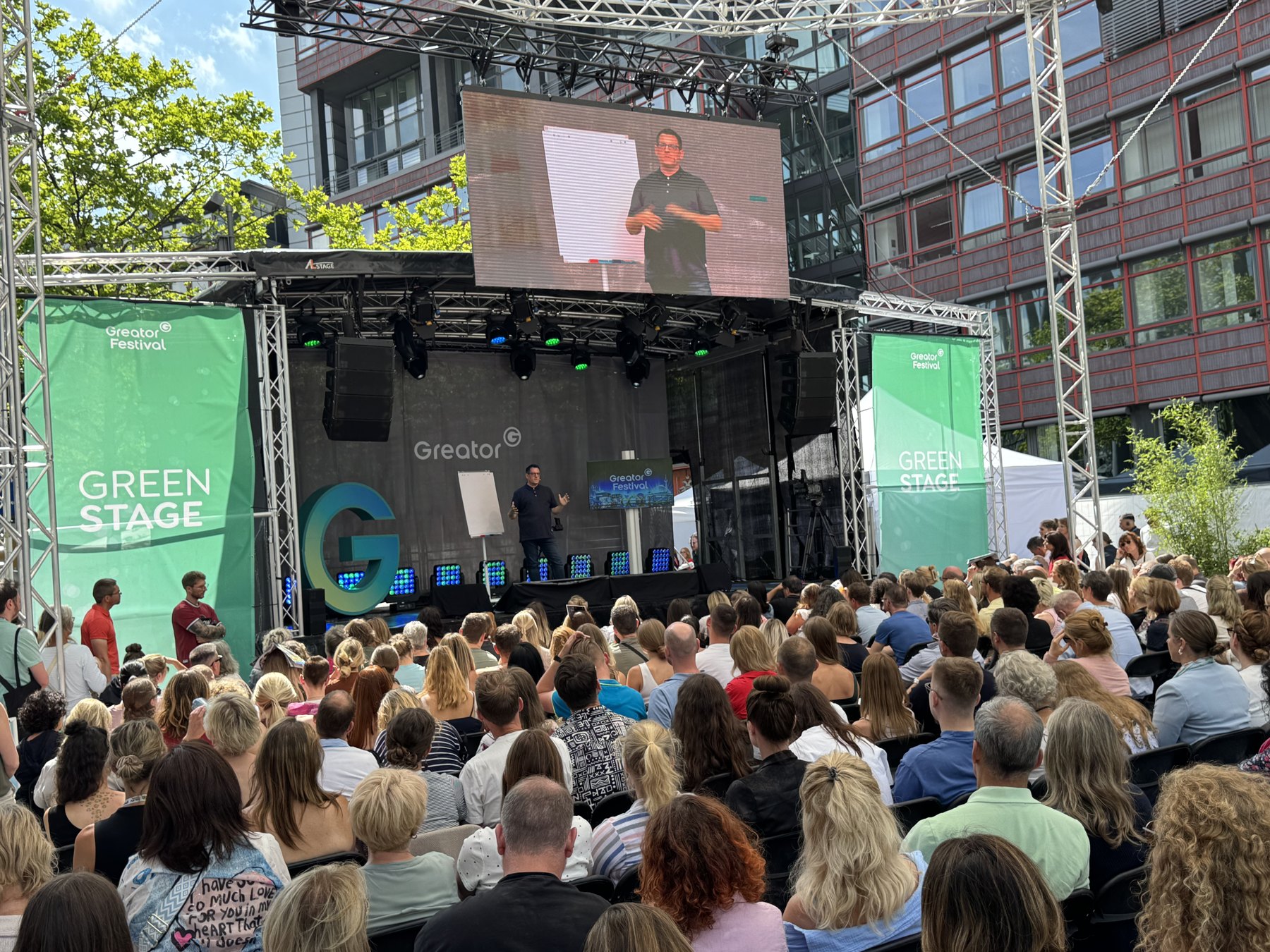 Patrick Andreas Näf spricht auf der Greator-Bühne in Köln vor vollem Publikum