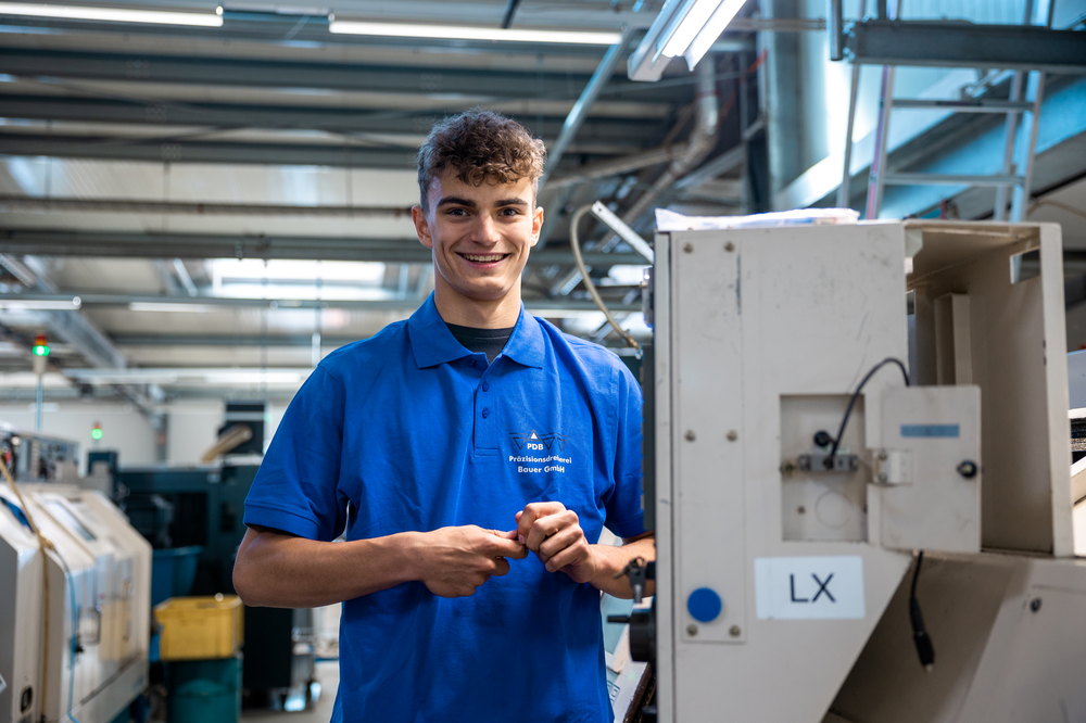 Zerspanungsmechaniker an einem CNC-Fräszentrum bei der Präzisionsdreherei Bauer