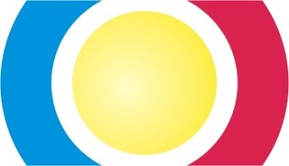 Logo von Natascha Maier – die stilisierte Sonne im Zentrum symbolisiert den Menschen im Mittelpunkt. Die roten und blauen Bögen stehen für die Hände, die ihn achtsam begleiten und wieder in seine Balance führen.