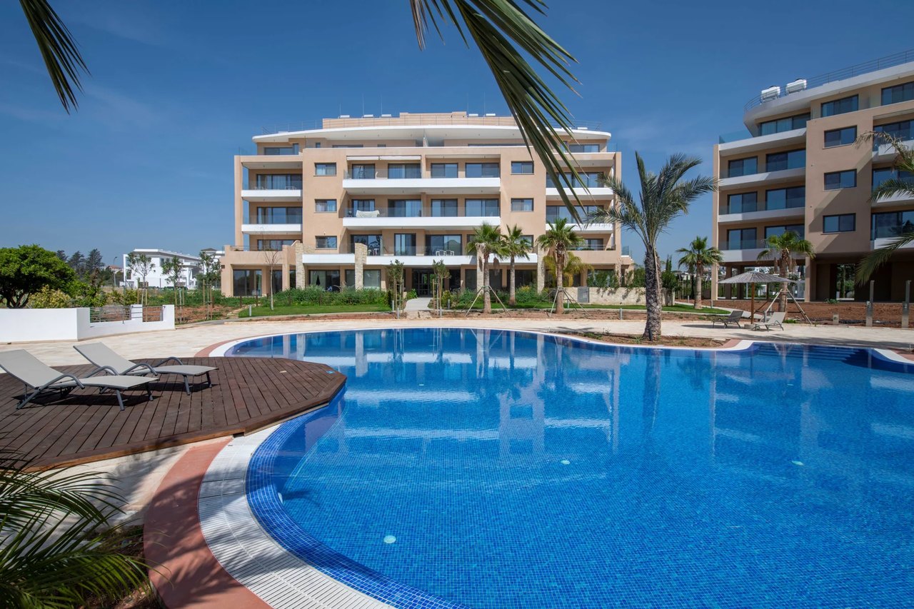Wohnanlage mit Pool und begrünten Außenflächen in Limassol.