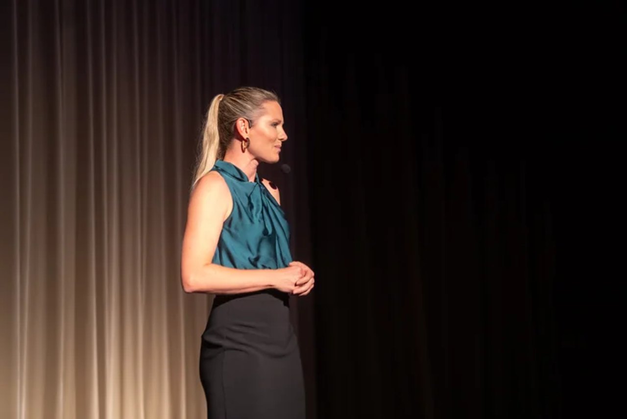 Katharina Naumann, Leadership Coach bei NEOP, spricht auf einer Bühne