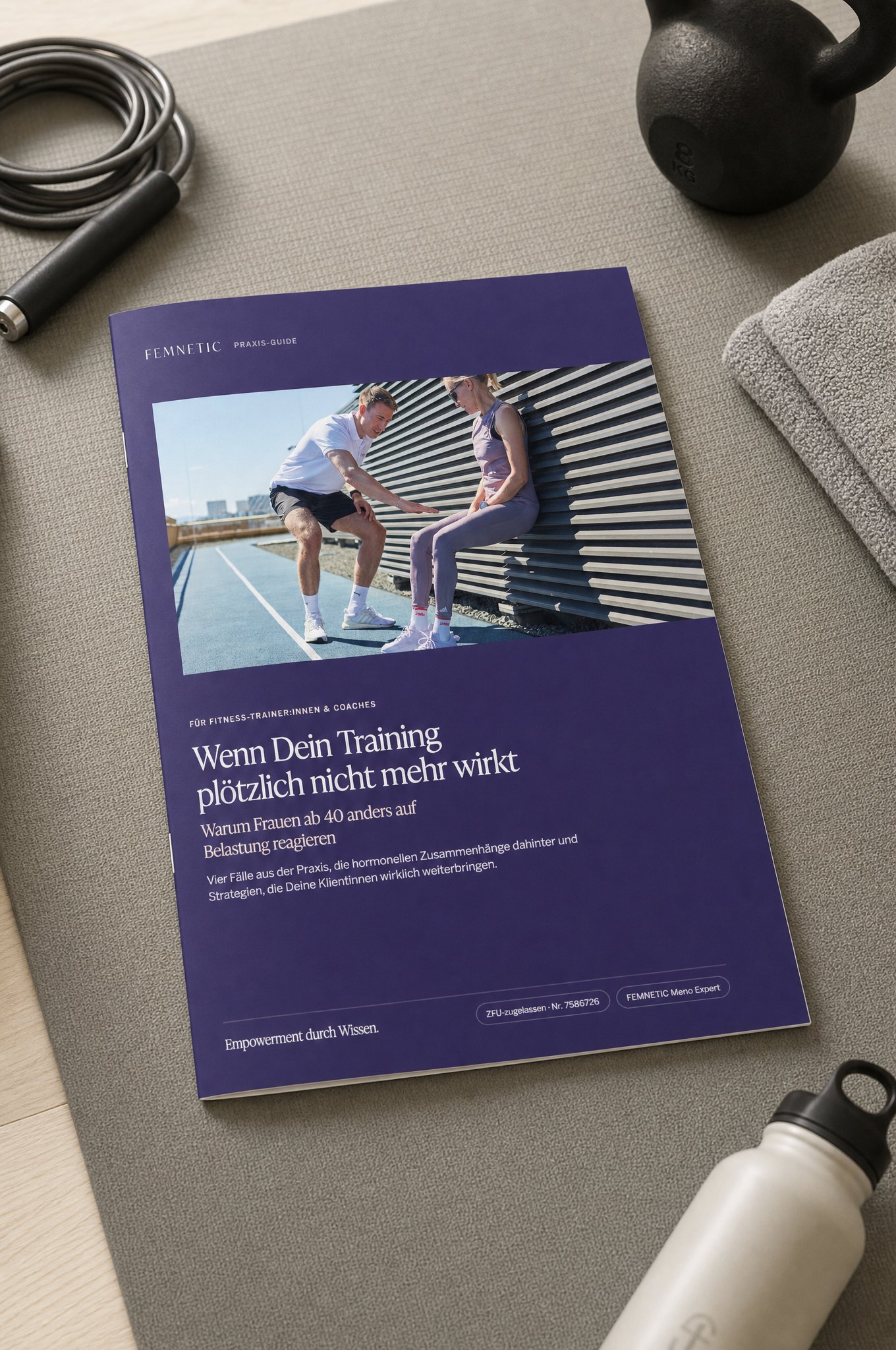 Der FEMNETIC Praxis-Guide neben Trainingsequipment
