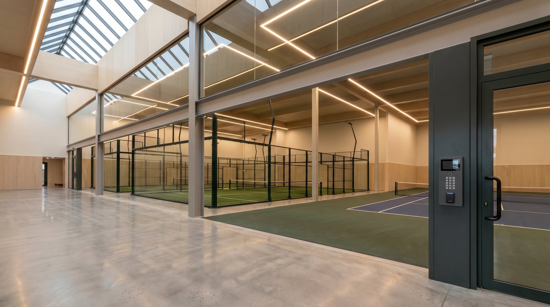 Moderne Padelhalle mit dezenter Lichtszene und Zutrittspanel