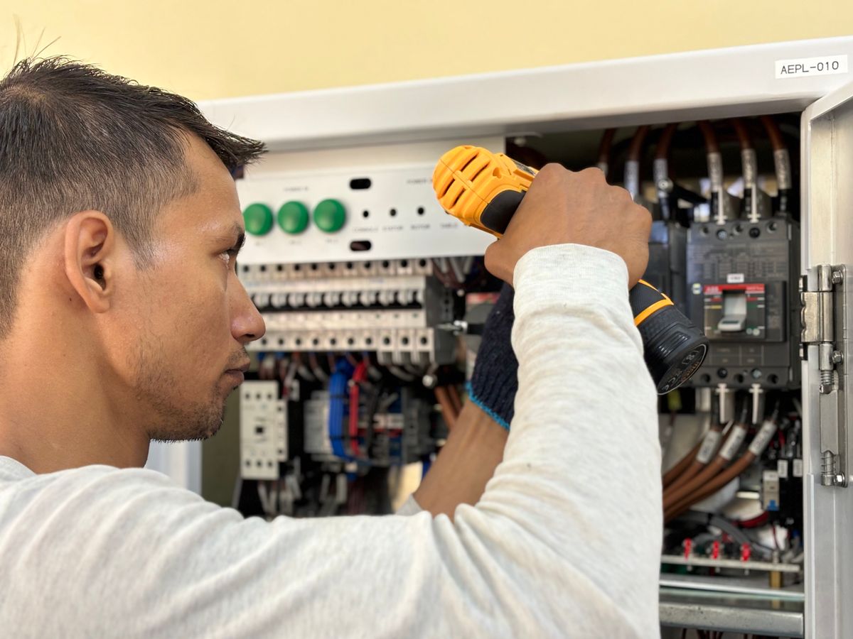 Unser Elektriker bei der Arbeit