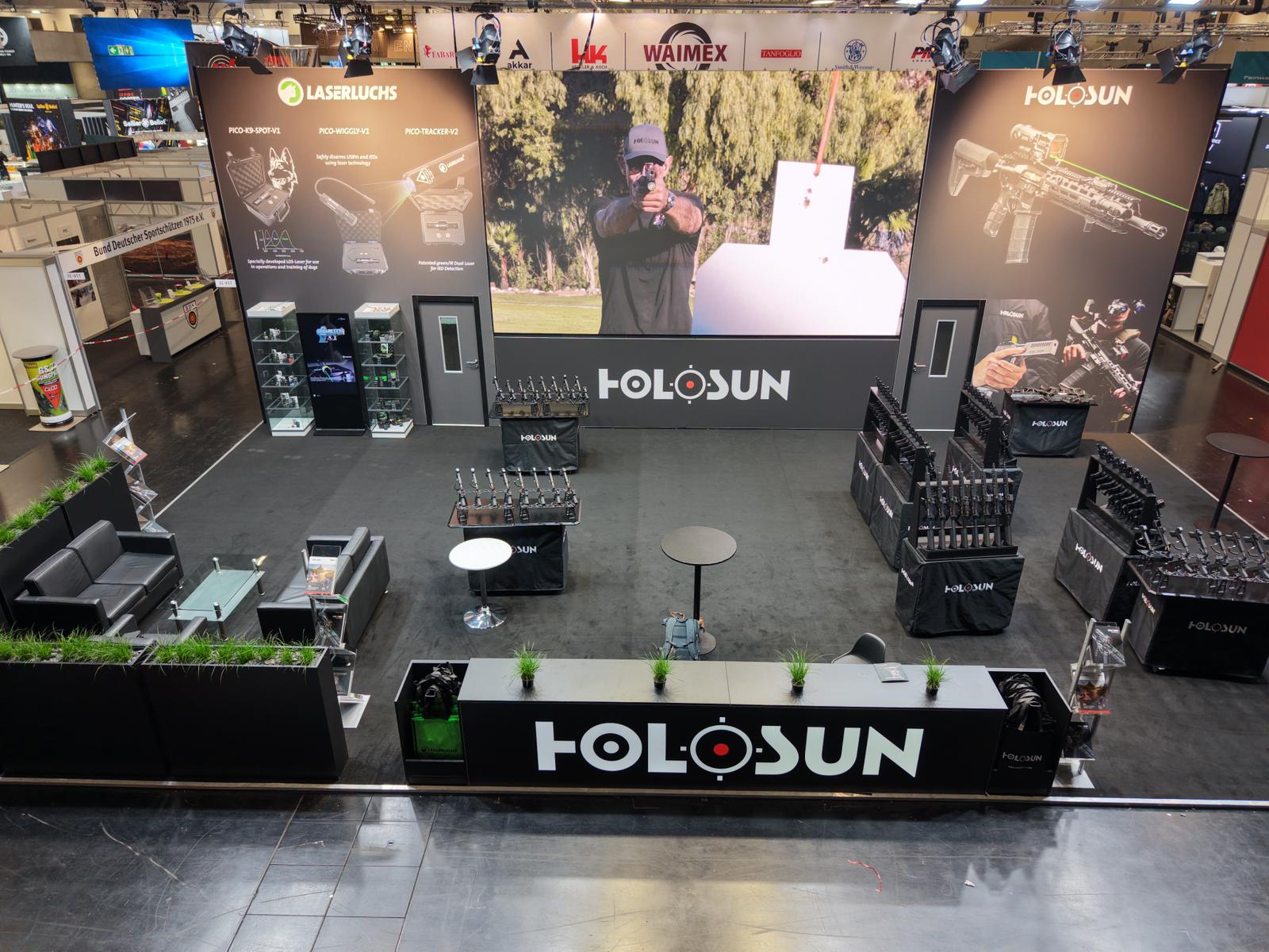 LED-Wand am Messestand von HOLOSUN