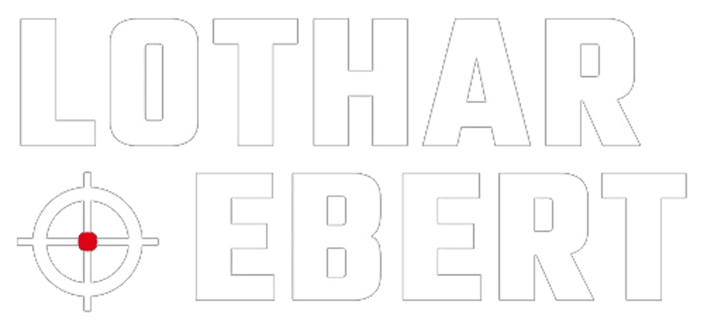 Weißer Text "LOTHAR EBERT" auf grünem Hintergrund mit Fadenkreuz-Symbol anstelle des "O" in "LOTHAR".