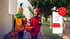 Zwei Kinder mit Partyhüten blasen Tröten, daneben ein Smartphone mit Chat-Bildschirm und Sprechblasen.