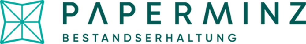 Logo: PAPERMINZ BESTANDSERHALTUNG in Petrol auf dunkelgrünem Hintergrund, links ein quadratisches Gittermuster.
