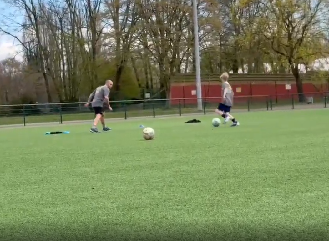 1:1 Fußball Einzeltraining Kinder Krefeld – Coach trainiert Spieler