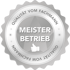 Silbernes Gütesiegel mit dem Text "Meister Betrieb" und "Qualität vom Fachmann", Daumen hoch-Symbol.