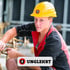 Bauarbeiter mit gelbem Schutzhelm und Unglehrt-Logo arbeitet auf einer Baustelle an Stahlarmierungen.