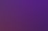 Eine Gruppe lächelnder Menschen posiert bei einer Veranstaltung in einem violett beleuchteten Raum.