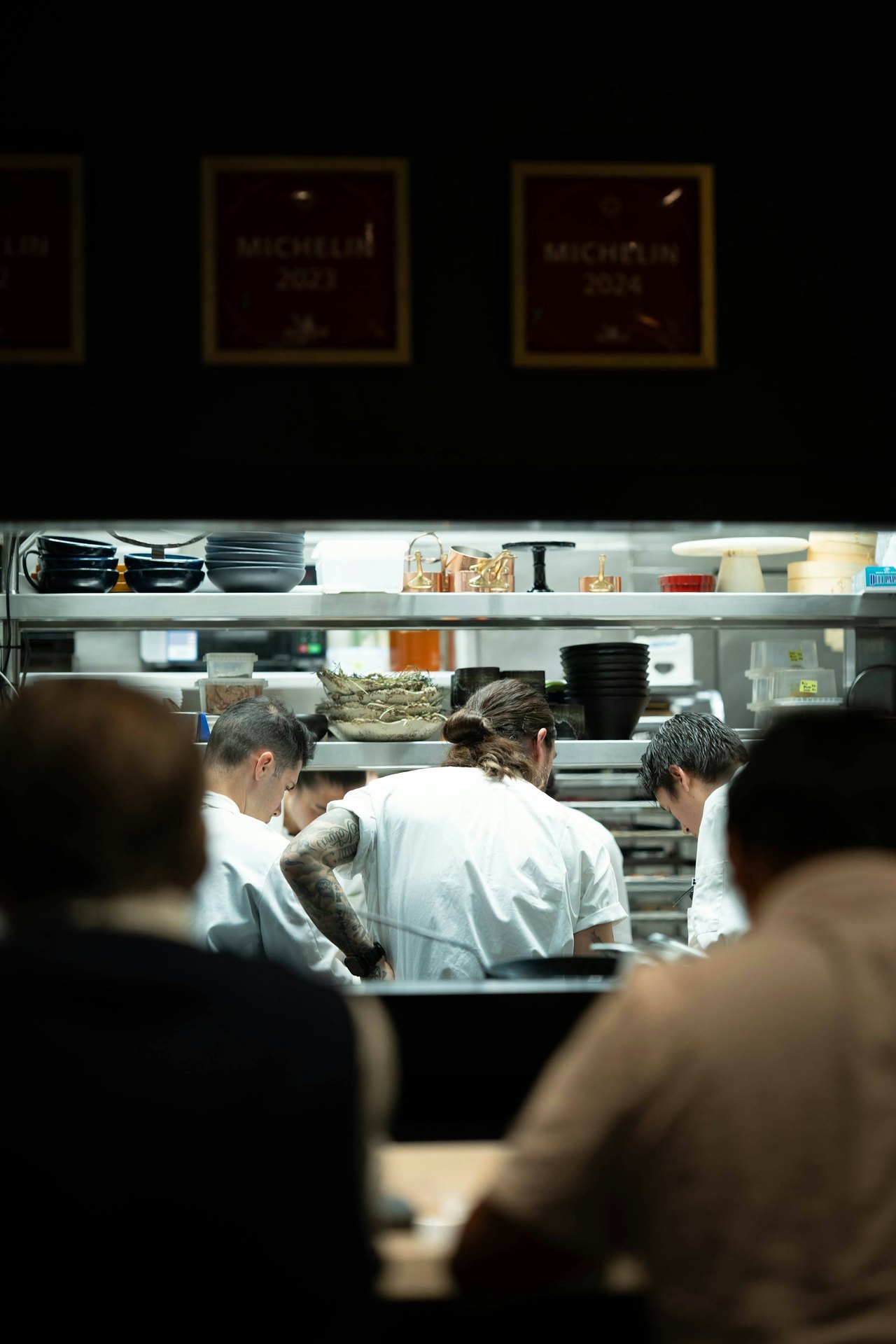 Köche arbeiten konzentriert in einer vollen Restaurantküche