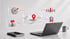 Laptop neben Notizbuch mit schwebenden 3D-Icons für Zielscheibe, Standort, Teamwork und Auszeichnung in Rot und Grau.
