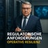 Mann im Anzug mit Klemmbrett und Stift vor Serverracks, Text: REGULATORISCHE ANFORDERUNGEN OPERATIVE RESILIENZ