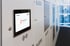 Digitale Schließfächer mit integriertem Bildschirm und NFC-Symbol zum Scannen eines Ausweises.