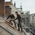 Dachdecker auf Berliner Altbaudach