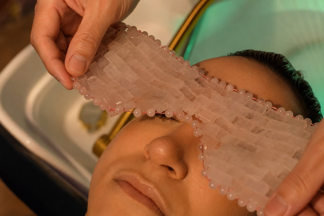 Auftragen einer Pflegemaske auf Kopfhaut und Haaransatz beim Japanese Head Spa im SWON Studio in Pforzheim