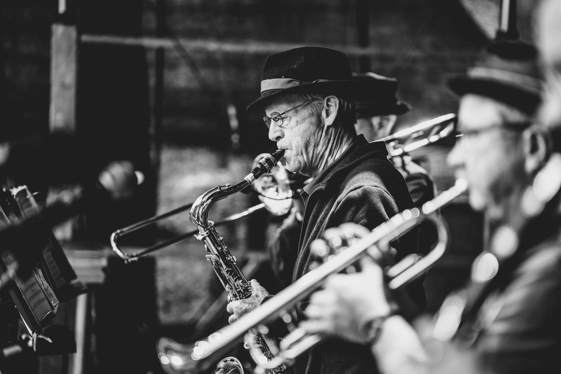 Saxophonist in Schwarz-Weiß