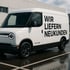 Weißer Rivian Elektro-Lieferwagen mit schwarzem Text „WIR LIEFERN NEUKUNDEN“ auf der Seite.