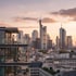 Skyline von Frankfurt am Main mit Wohngebäuden