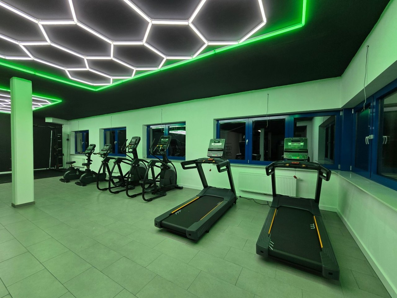 Cardio-Bereich mit Laufbändern