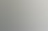 Konferenzraum mit zwei langen Tischen, Projektionsleinwand mit Diagramm und Whiteboard.