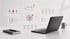 Ein Laptop auf einem Schreibtisch mit schwebenden digitalen Dashboards zu Strategie, Zielgruppen und Datenanalyse.