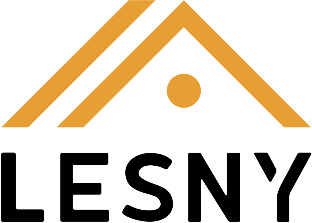 LESNY Logo mit orangefarbenem Dach und Punkt auf dunkelgrünem Hintergrund.