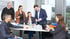 Zahntechniker*innen und Produktmanager*innen bei der Besprechung und Anwendungsvorbereitung von FINO-Produkten im Schulungsraum.