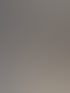 Weiche, zerknitterte weiße Bettwäsche mit Licht- und Schatteneffekten auf dem Stoff.