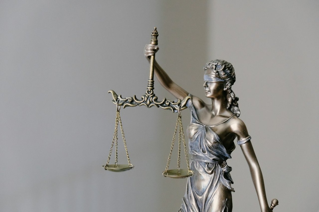 Statue der Justitia mit Waage und Schwert