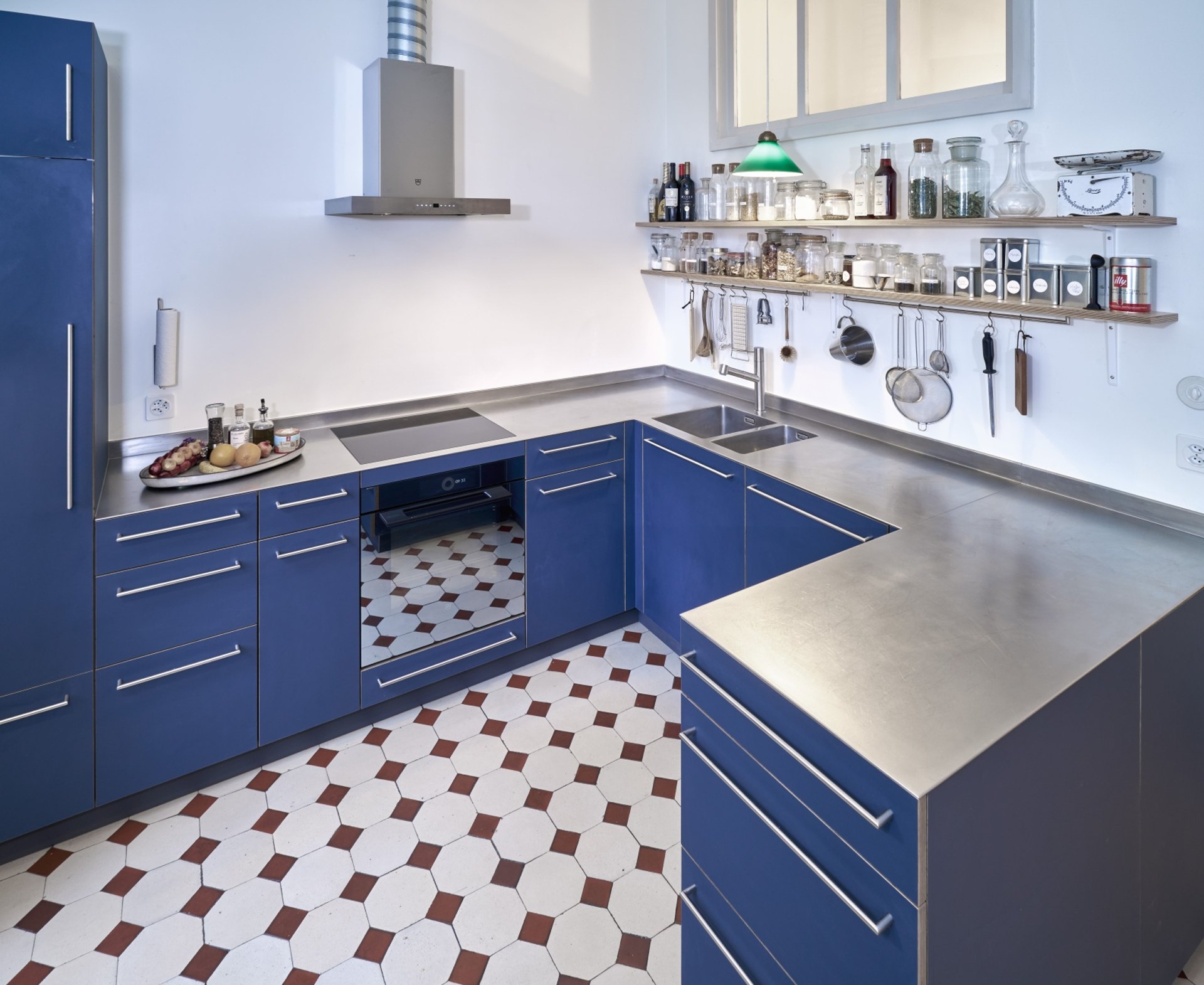 Blaue Küche mit Edelstahl