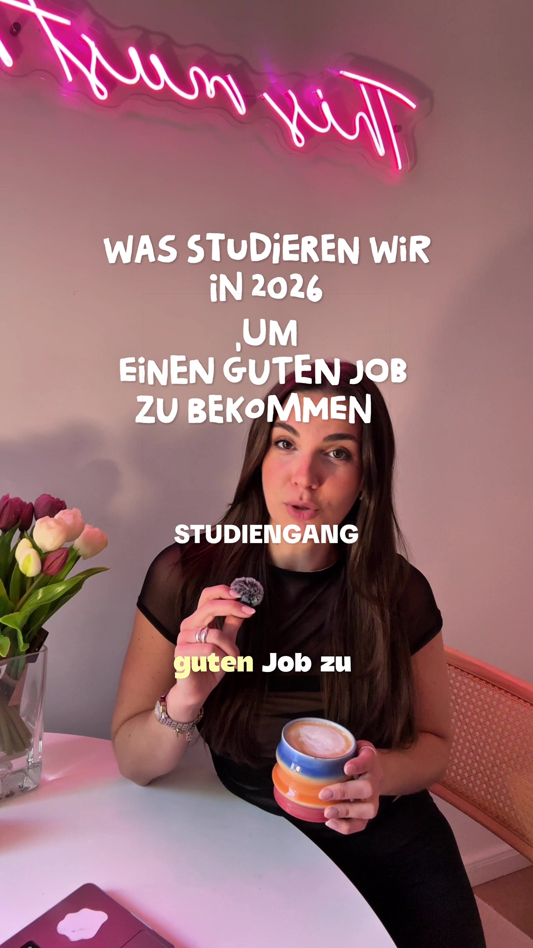 Standbild aus dem TikTok-Video von TIPPTALK zum kostenlosen Infomaterial der IST-Hochschule für Management