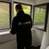 LuxInsekt-Mitarbeiter montiert professionell ein Fliegengitter an einem geöffneten Fenster.