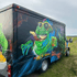 Schwarzer Foodtruck mit farbenfrohem Slimer-Graffiti und Text „WHO YA GONNA CALL EISSSBETT FOOD“