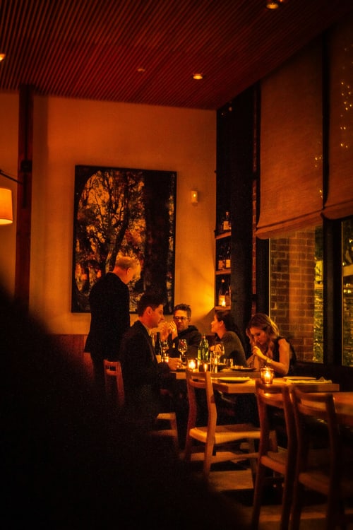 Gäste am Abend in einem Restaurant