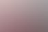 Eine lächelnde Frau in pinkfarbener Jacke lehnt sich an einen Konferenztisch mit Stühlen.