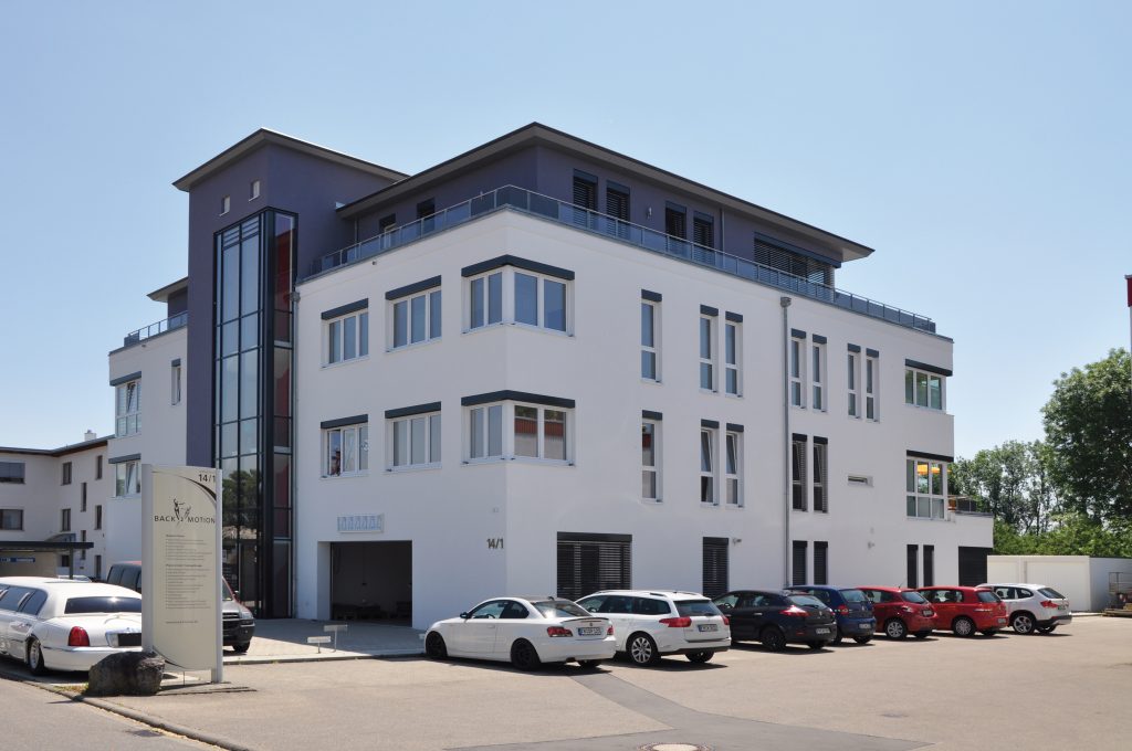 Team von back2Motion im gemeinsamen Austausch zwischen Therapie und Medical Fitness