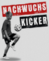 Ein Kind jongliert einen Fußball; darüber steht „NACHWUCHS KICKER“.