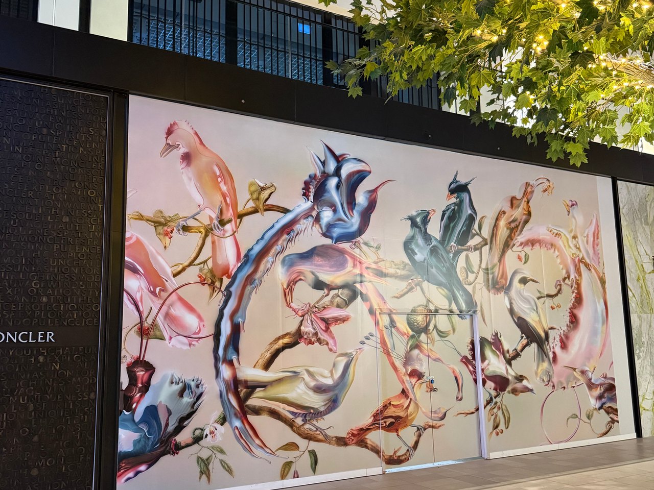 Murale imprimée installée sur un mur intérieur