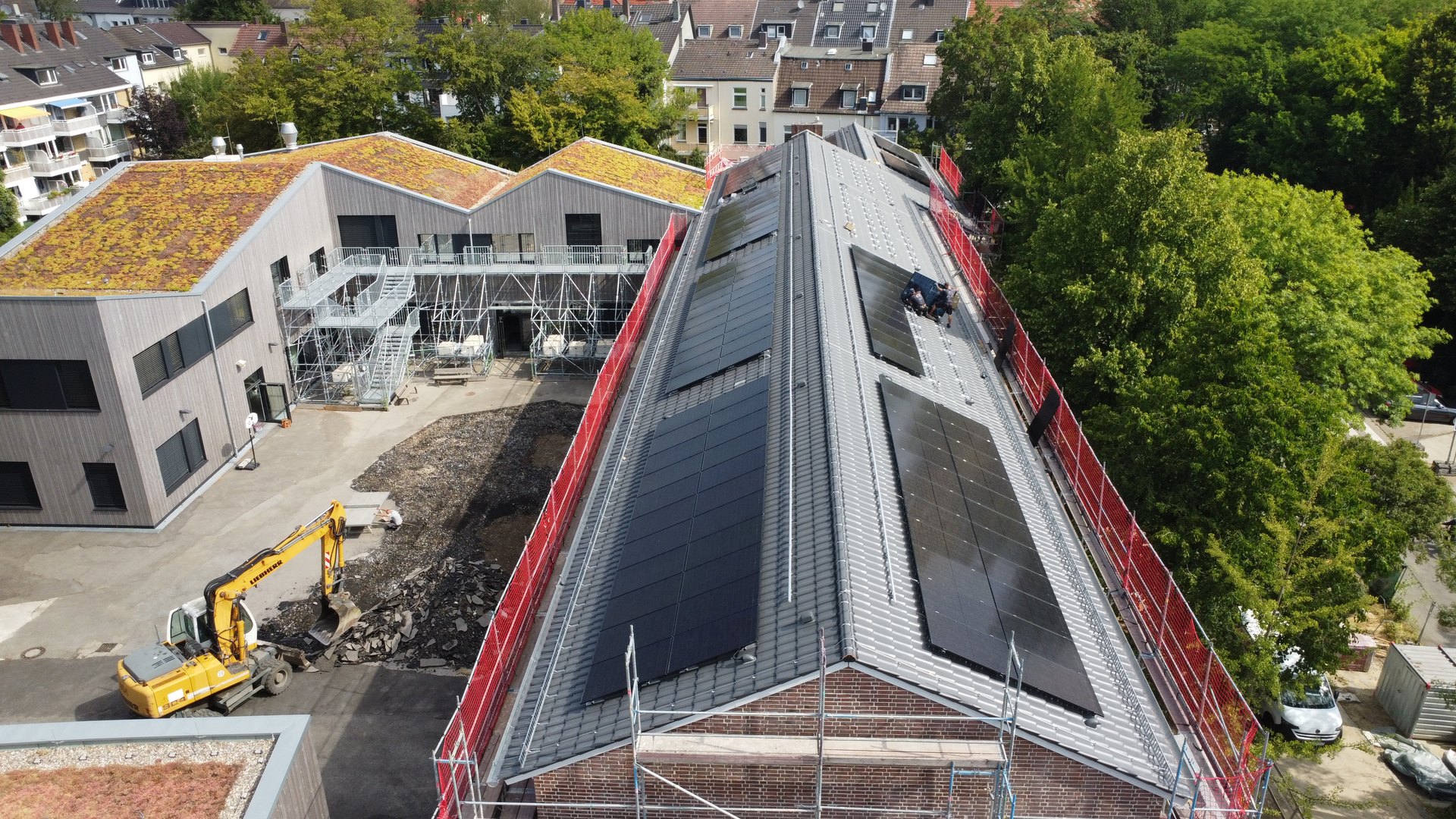 Luftaufnahme der Photovoltaikanlage auf dem Schuldach während der Bauphase