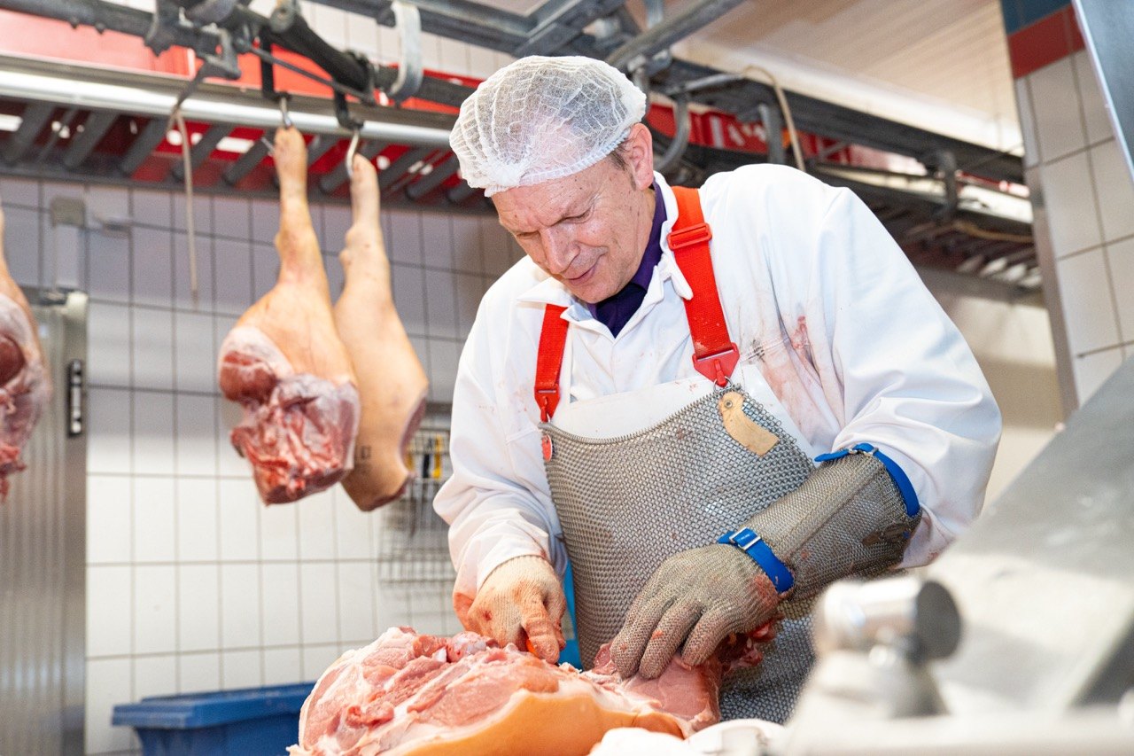 Wurstherstellung in der eigenen Produktion der Metzgerei Böhmfelder