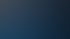 Mann tippt auf Laptop vor einem Monitor mit SEO-Logo und blauen Daten-Dashboards.