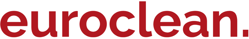 Gärtner harkt Rasen. Text: Thomas Oberst, Meisterbetrieb für Garten- & Landschaftsbau.