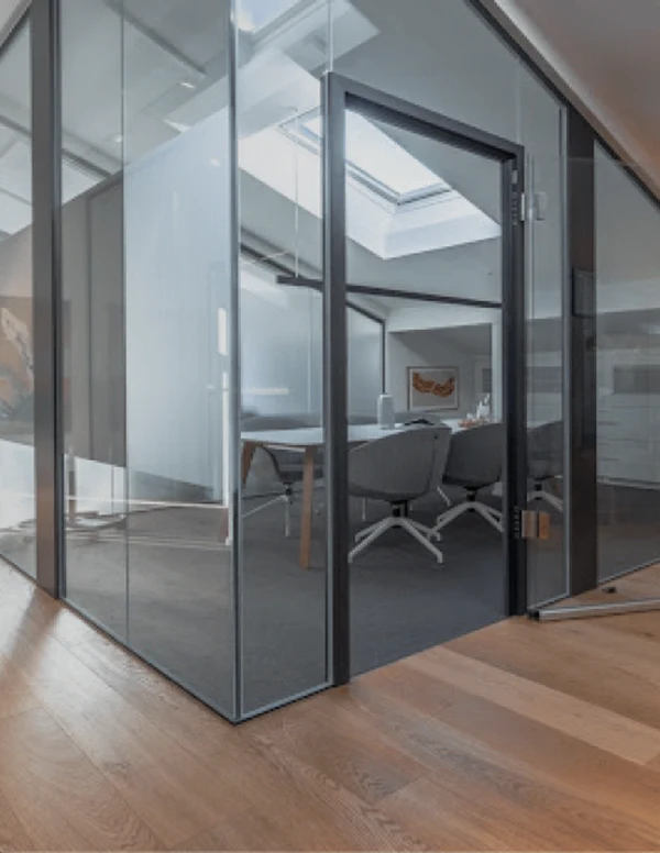 NXT YOU Büro – Glasfront mit Meetingraum