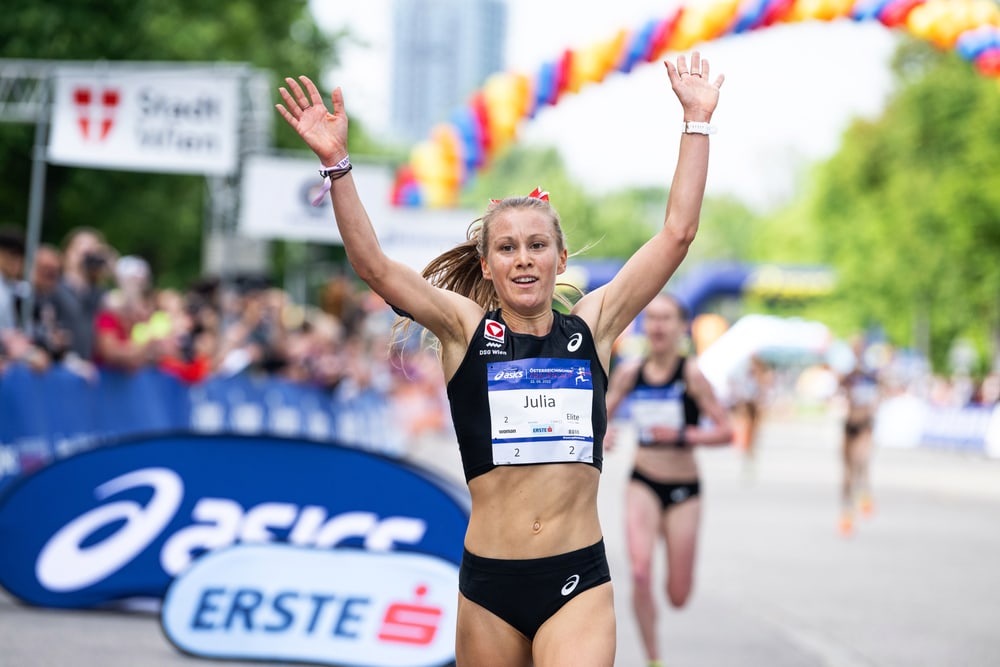 Julia Mayer jubelt beim ASICS Österreichischen Frauenlauf 2022 in Wien