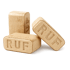 Drei rechteckige RUF-Holzbriketts aus gepressten Holzspänen, jedes mit der Prägung "RUF".