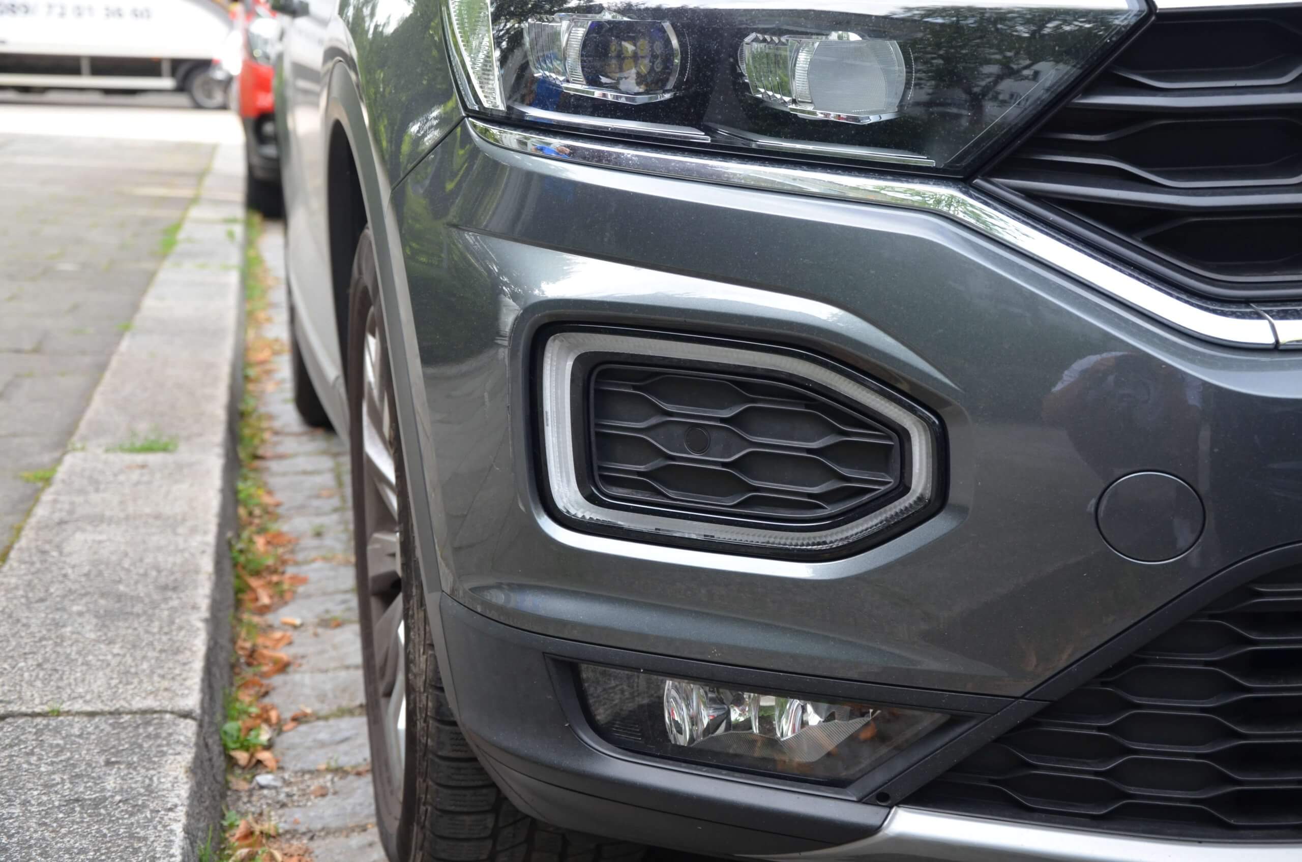Leicht beschädigte Stoßstange nach einem Parkrempler in München