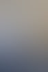 Ein Mann mit Brille im Gespräch mit Kollegen in einem Büro der EGE-Gruppe.